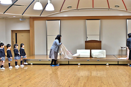 【幼稚園】卒業記念品贈呈式を行いました