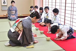 【幼稚園】「礼法参観」でお茶会を開きました