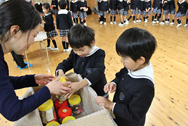 【幼稚園】卒業記念品贈呈式を行いました