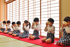 【幼稚園】「礼法参観」でお茶会を開きました