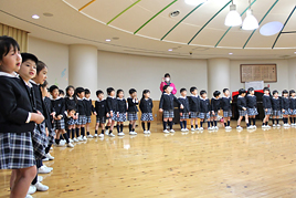 【幼稚園】卒業記念品贈呈式を行いました