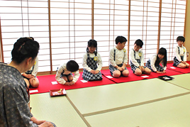 【幼稚園】「礼法参観」でお茶会を開きました