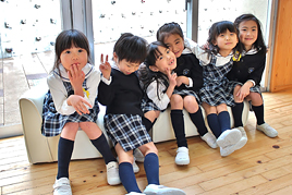 【幼稚園】卒業記念品贈呈式を行いました