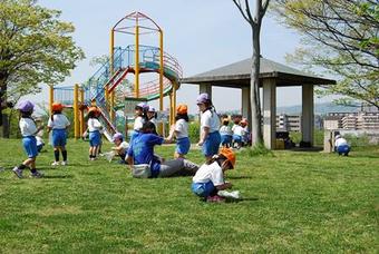 【幼稚園】「九条公園」へ春の遠足へ出かけました