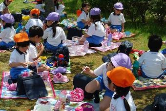 【幼稚園】「九条公園」へ春の遠足へ出かけました