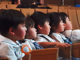 【幼稚園】マスクプレイ・ミュージカル「白雪姫と7人のこびと」を鑑賞しました