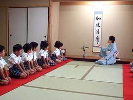【幼稚園】年長の子どもたちが礼法で作法を学びました