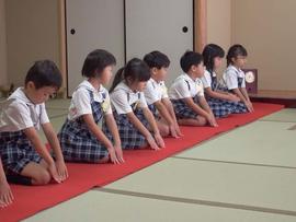 【幼稚園】年長の子どもたちが礼法で作法を学びました