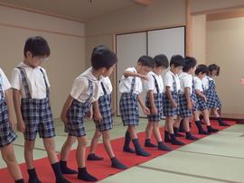 【幼稚園】年長の子どもたちが礼法で作法を学びました