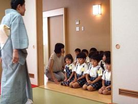 【幼稚園】年長の子どもたちが礼法で作法を学びました