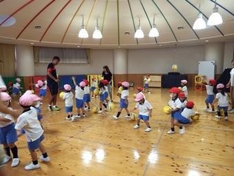 【幼稚園】「体育の先生と遊ぼう」を行いました
