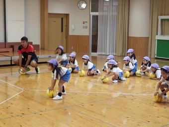 【幼稚園】「体育の先生と遊ぼう」を行いました
