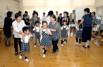 【幼稚園】敬老の日参観を行いました