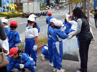 「奈良学園登美ヶ丘ふれあい清掃」「お花いっぱい運動」を行いました