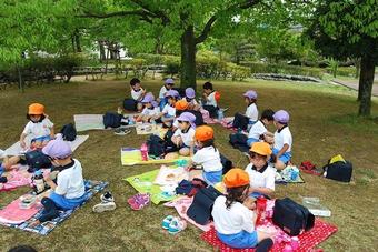 「九条公園」へ春の遠足に出かけました