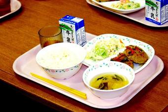 給食試食会を実施しました