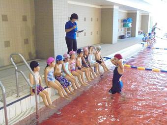 アリーナプールで水泳教室を行いました