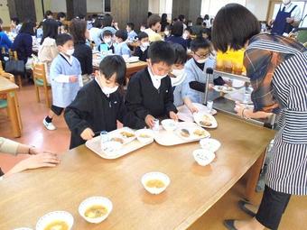 P1給食試食会を行いました