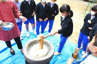 P4収穫祭・餅つきを行いました