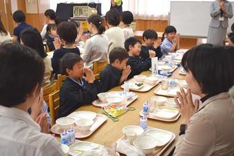 P1給食試食会を行いました