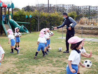 「体育の先生と遊ぼう」を行いました（年中・年少組）