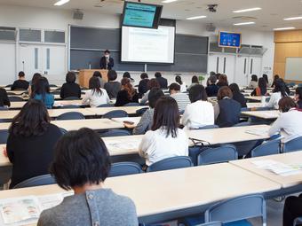 保護者対象進路講演会を開催しました