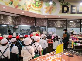 P3生が社会見学でスーパーマーケットのヤオヒコに行ってきました