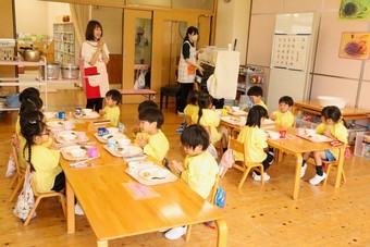 年少組は今日も給食の時間を楽しみました