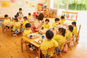 年少組は今日も給食の時間を楽しみました