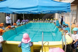 園庭で「プール開き」を行いました