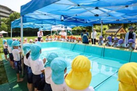 園庭で「プール開き」を行いました