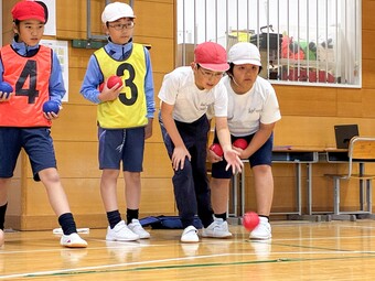 P４生、ボッチャに挑戦！楽しさと学びの一日