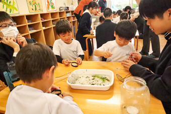水中の生き物観察会を行いました