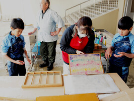 紙漉き体験を行いました