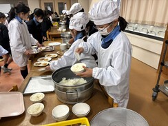 Ｐ３Ｐ４生が大切に育てたお米を給食で味わいました