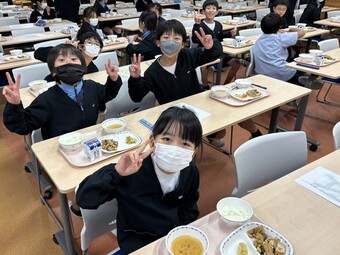Ｐ３Ｐ４生が大切に育てたお米を給食で味わいました