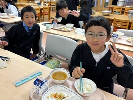 Ｐ３Ｐ４生が大切に育てたお米を給食で味わいました