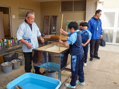 紙漉き体験を行いました