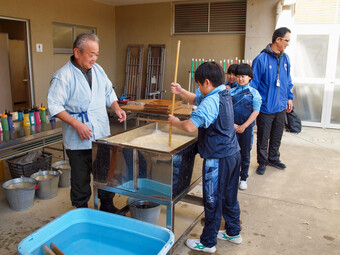 紙漉き体験を行いました