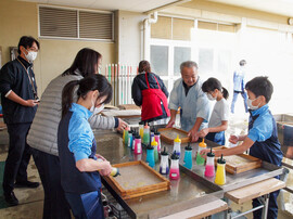紙漉き体験を行いました