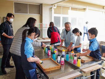 紙漉き体験を行いました