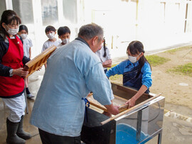 紙漉き体験を行いました