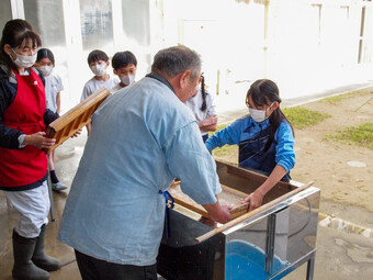 紙漉き体験を行いました
