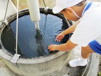 氷がはる寒さに負けない子どもたち