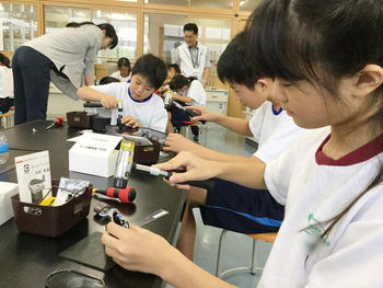 サイエンス教室(M1生 手回し発電機づくり)