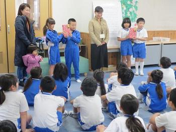 学年フロアに本のプレゼント