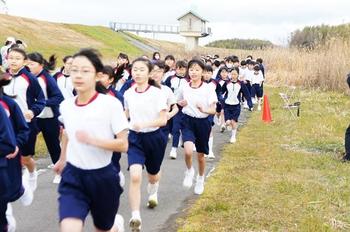 「木津川マラソン」の子どもたち