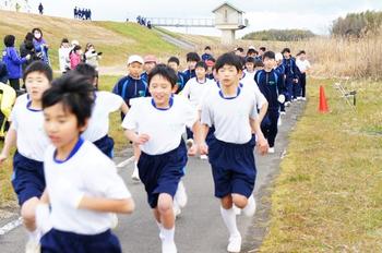 「木津川マラソン」の子どもたち