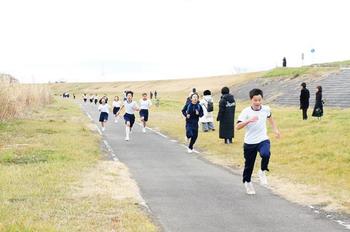 「木津川マラソン」の子どもたち