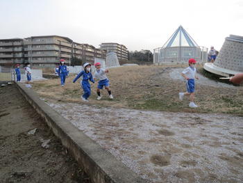 雪がちらついた運動場に...